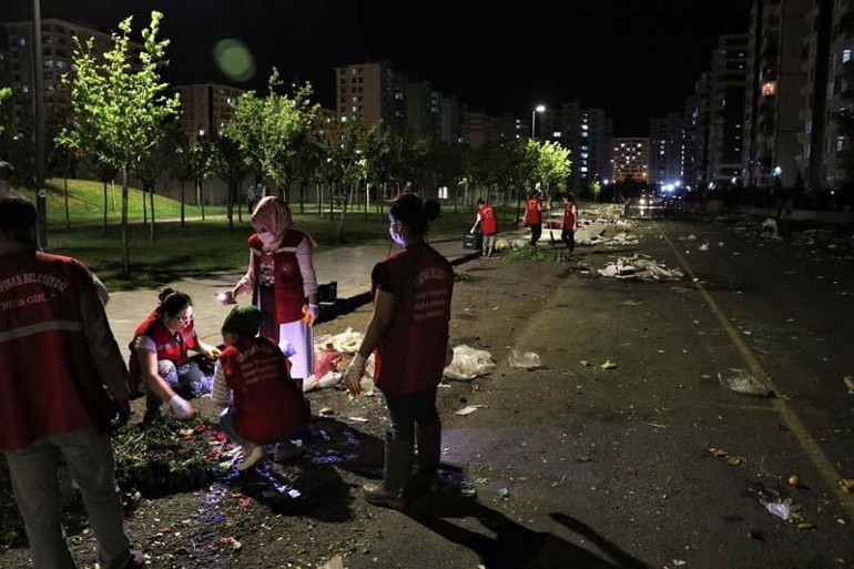 Gönüllü kadınlar, pazardaki sebze meyve atıklarını toplayıp gübreye dönüştürüyor