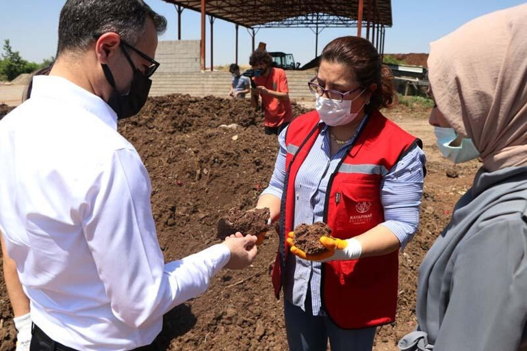 Gönüllü kadınlar, pazardaki sebze meyve atıklarını toplayıp gübreye dönüştürüyor