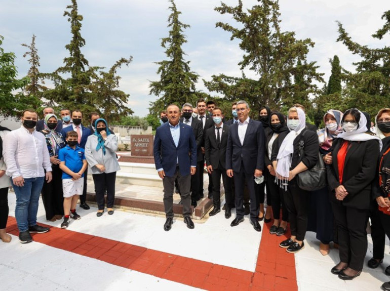 Dışişleri Bakanı Çavuşoğlu, Dr. Sadık Ahmetin Gümülcinedeki kabrini ziyaret etti