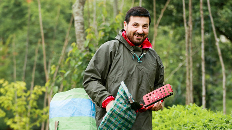 Davut Güloğlu köyünde çay toplayıp, stres atıyor