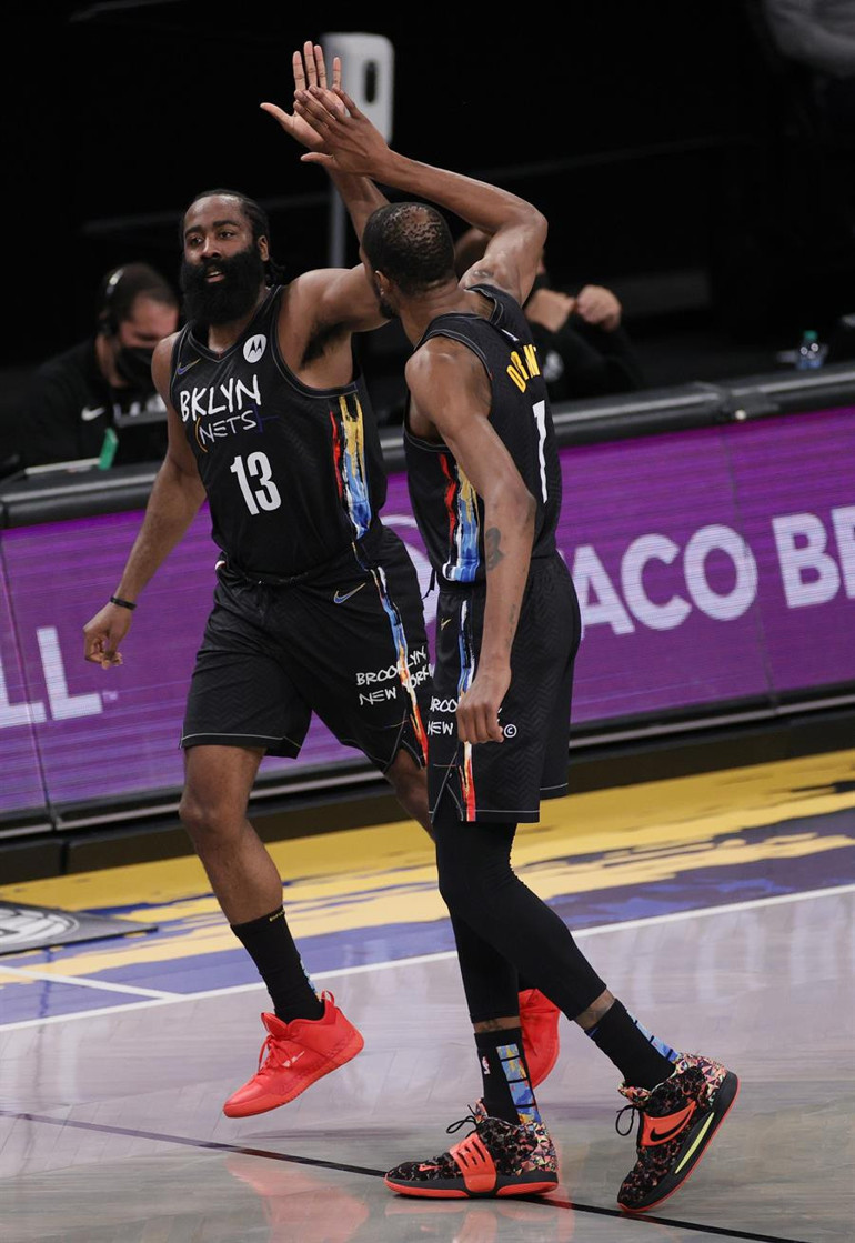 NBAde Gecenin Sonuçları: Son şampiyon Lakers elenmenin eşiğinde LeBron maç bitmeden sahayı terk etti...