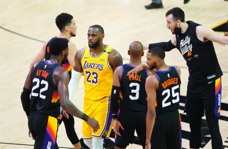 NBAde Gecenin Sonuçları: Son şampiyon Lakers elenmenin eşiğinde LeBron maç bitmeden sahayı terk etti...