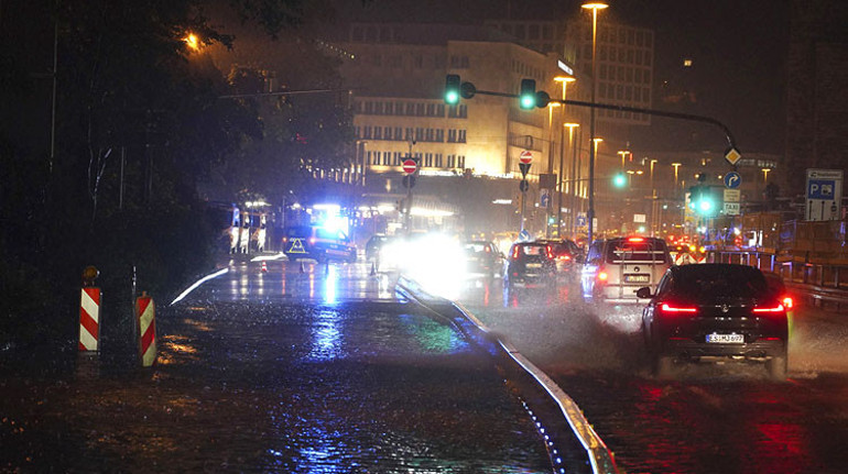 Yağmur yağdı, yollar kapandı