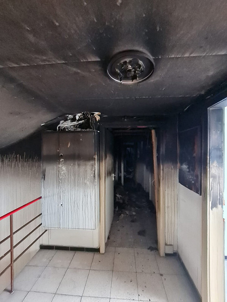 Yine ırkçı saldırı mı: Türklerin kaldığı bina kundaklandı