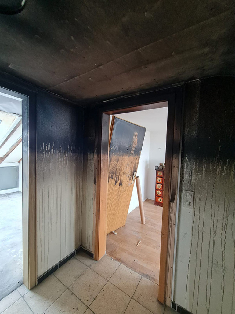 Yine ırkçı saldırı mı: Türklerin kaldığı bina kundaklandı