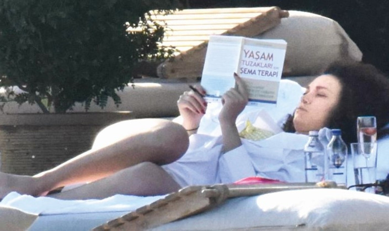 Melisa Şenolsun ve sevgilisi Umut Evirgen tatilde