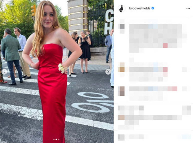 O kırmızı elbiseyi 23 yıl sonra kızı giydi