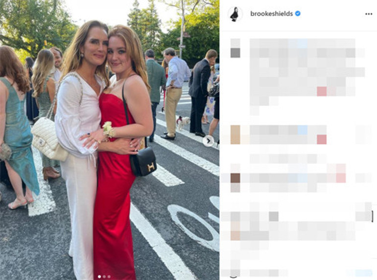 O kırmızı elbiseyi 23 yıl sonra kızı giydi