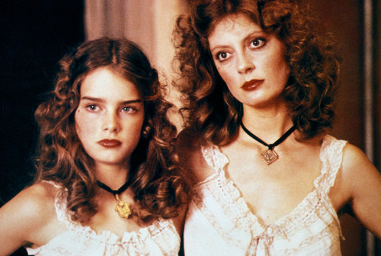 O kırmızı elbiseyi 23 yıl sonra kızı giydi