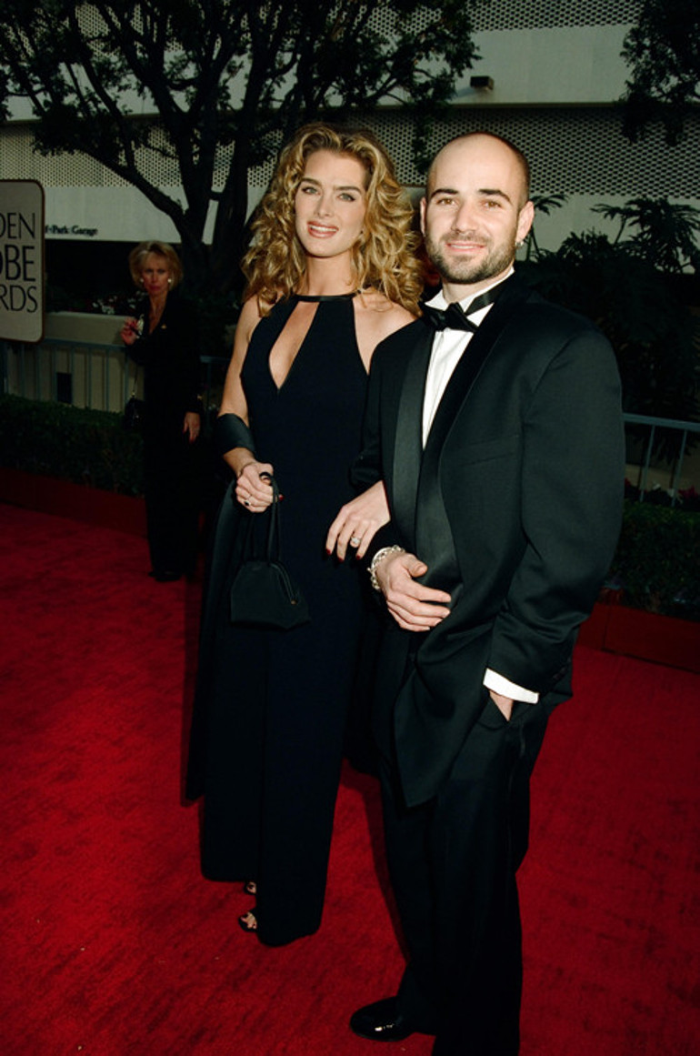 O kırmızı elbiseyi 23 yıl sonra kızı giydi