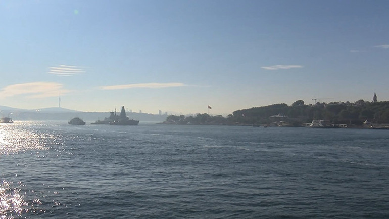 İngiliz savaş gemisi Sarayburnuna demirledi