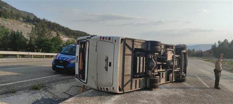 Lösemili çocukları taşıyan midibüs devrildi: 25 yaralı