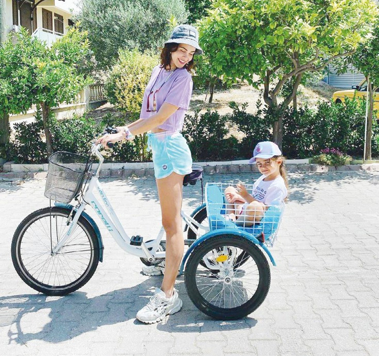 Zeynep Demirel ile kızı Yedanın bisiklet keyfi