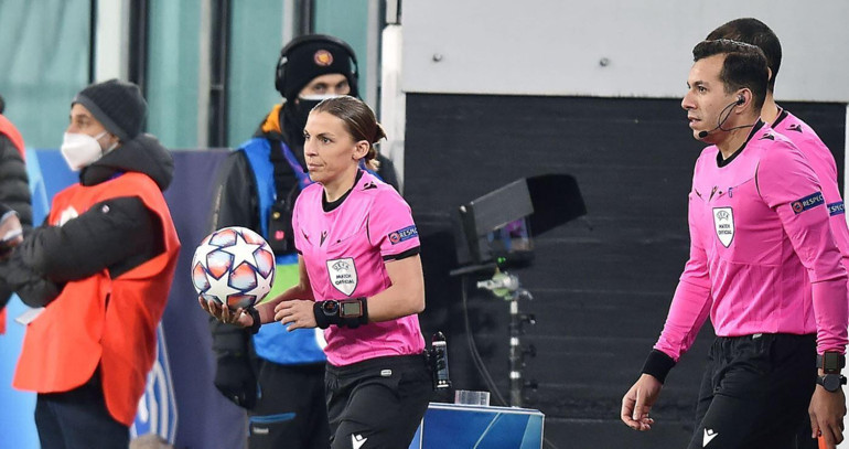 İtalya - Türkiye maçı tarihe geçecek Kadın hakem Stephanie Frappart ilk kez...