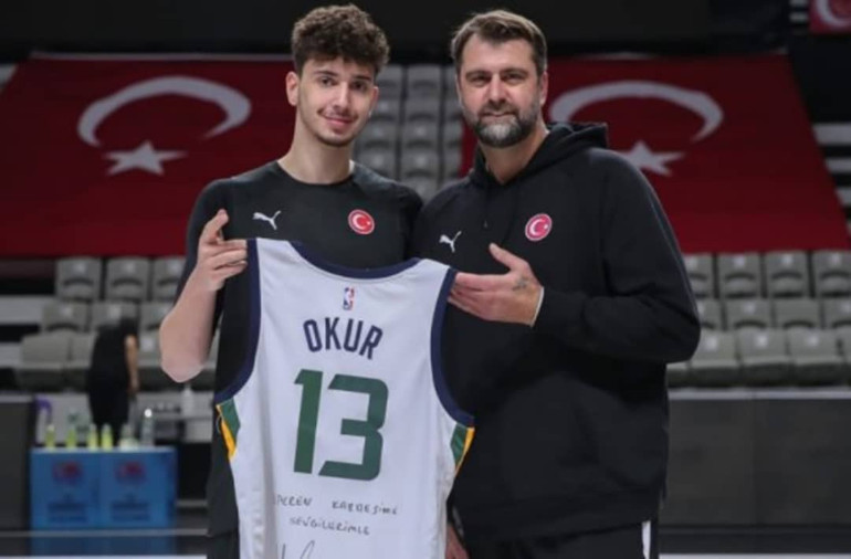 Mehmet Okur hem saha içinde hem saha dışında milli oyunculara yardımcı oluyor