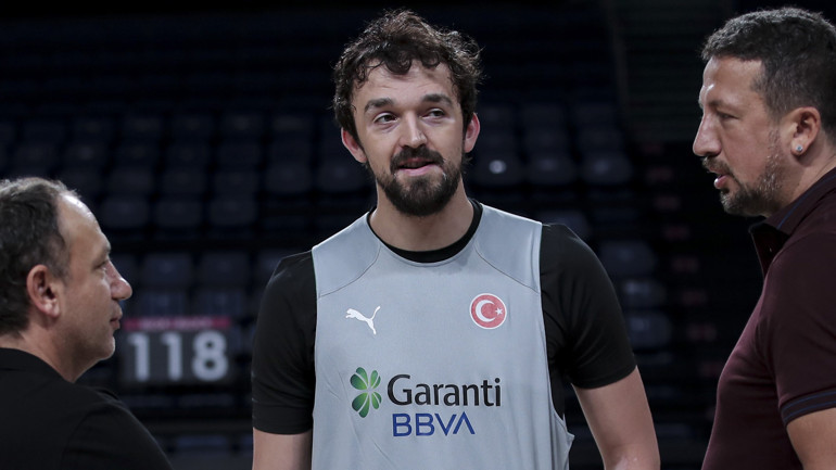 Mehmet Okur hem saha içinde hem saha dışında milli oyunculara yardımcı oluyor