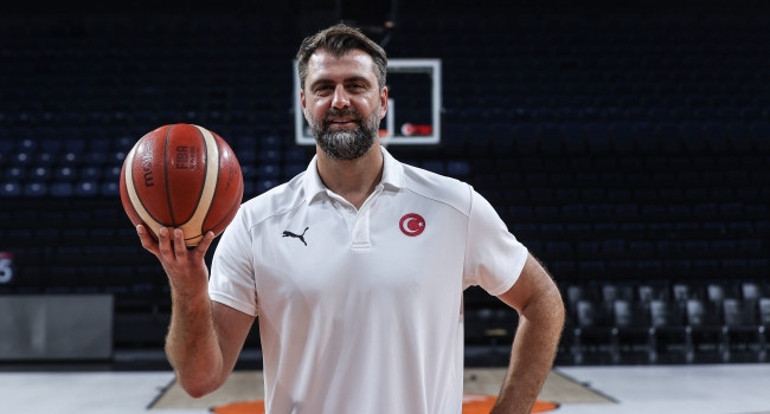 Mehmet Okur hem saha içinde hem saha dışında milli oyunculara yardımcı oluyor
