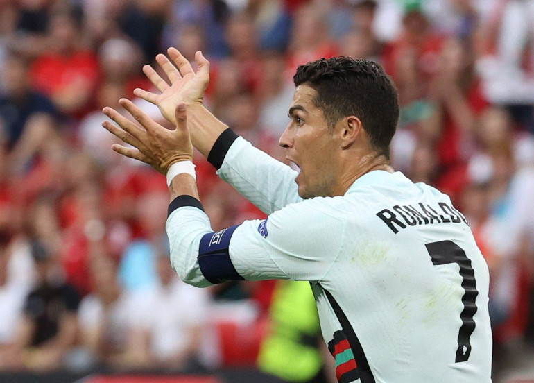 Son Dakika: EURO 2020de heyecan dolu mücadele.. Cüneyt Çakır & Cristiano Ronaldo damgası Ronaldo çıldırdı, Cüneyt Çakır oralı olmadı...