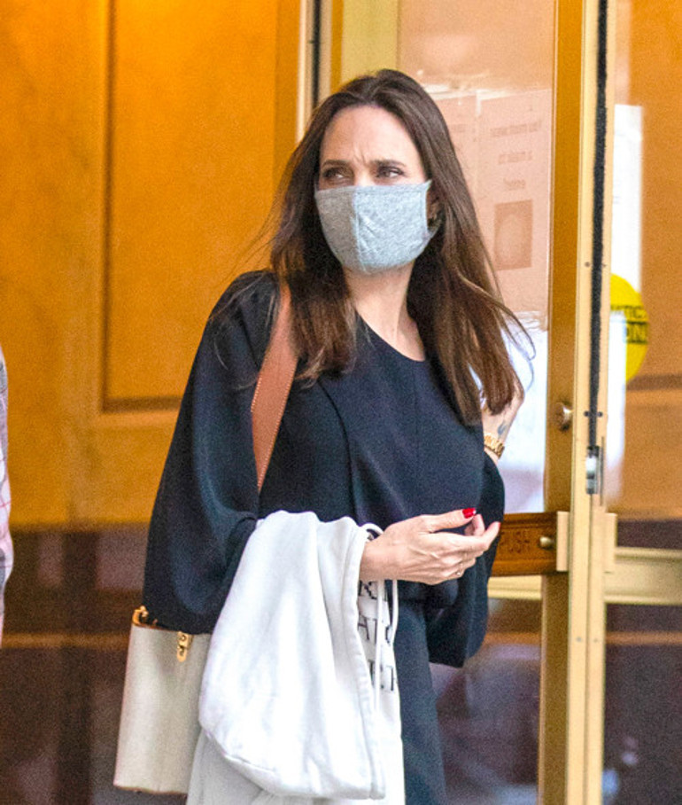 Angelina, eski eşinin evini  komşu kapısı yaptı