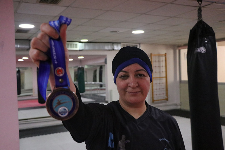 Sen teyzesin, yapamazsın diye dalga geçtiler... İlk turnuvasından madalyayla döndü
