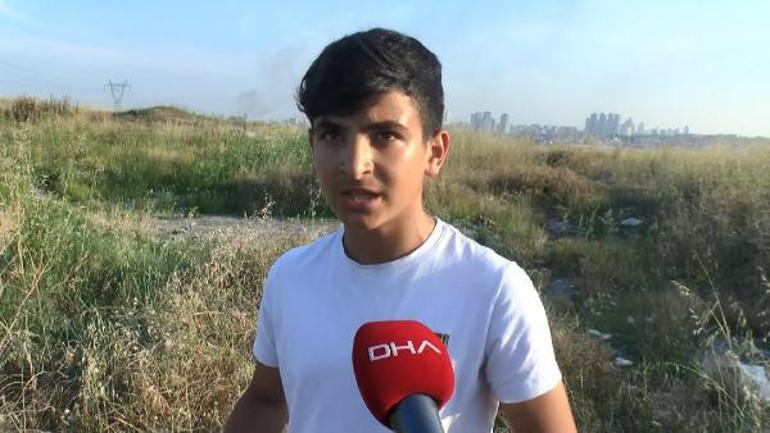 Çocuklar sesleri duydu, elleriyle toprağı kazdı, yavru köpekleri kurtardı