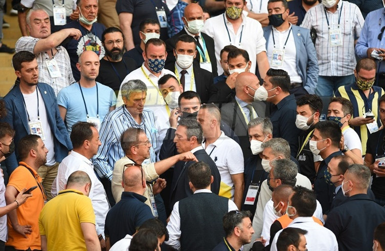Son Dakika Haberi... Fenerbahçede yıllık aidatlar yükseltildi, gerginlik çıktı Ali Koç tribünde...