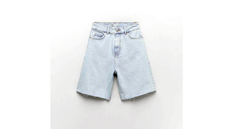 Şortlar plajdan şehre indi