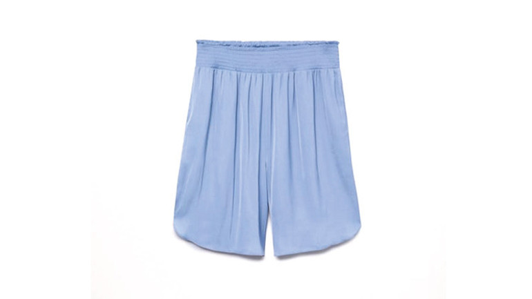 Şortlar plajdan şehre indi