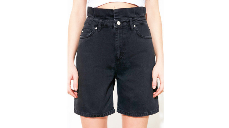 Şortlar plajdan şehre indi