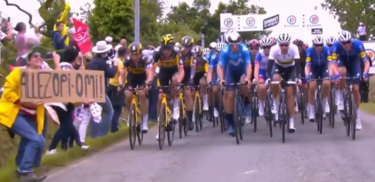 Son dakika: Fransa Bisiklet Turundaki kaza sebebi ortaya çıktı Yarışçılar yaralandı, bir anne çocuğunu son anda kurtardı...