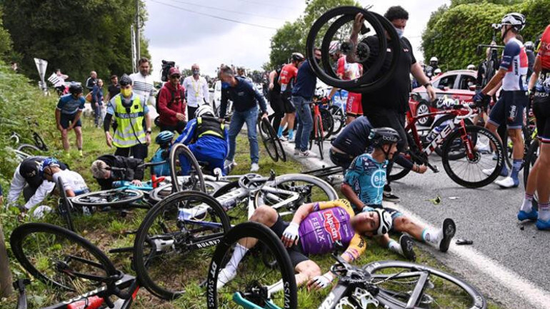 Fransa bu kadını arıyor Pankart açtı yarışı dağıttı