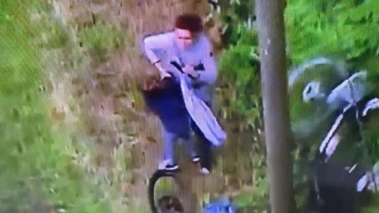 Fransa bu kadını arıyor Pankart açtı yarışı dağıttı