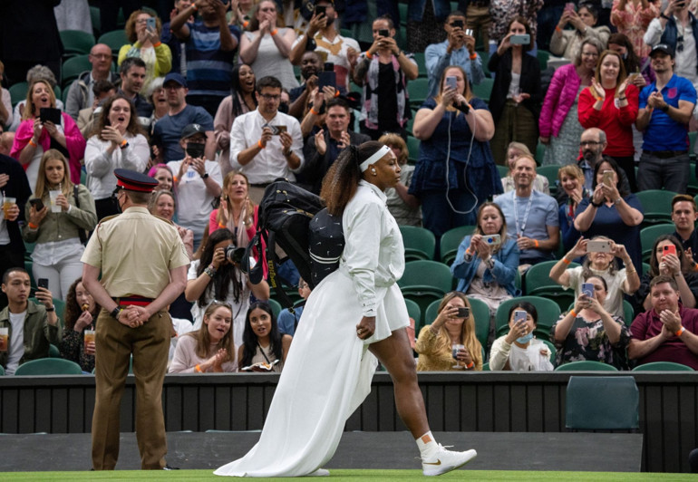 Wimbledona sakatlıklar damga vurdu Federerin şansı ve Serena Williamsın gözyaşları... Zemin neden bu kadar kaygan