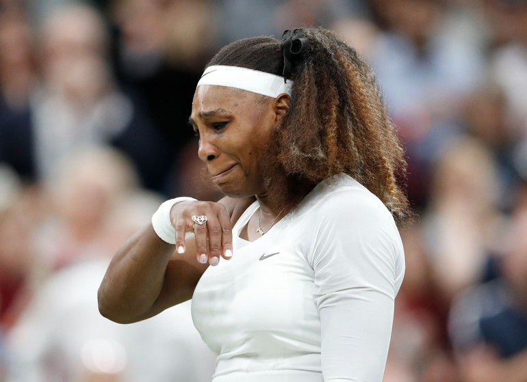 Wimbledona sakatlıklar damga vurdu Federerin şansı ve Serena Williamsın gözyaşları... Zemin neden bu kadar kaygan