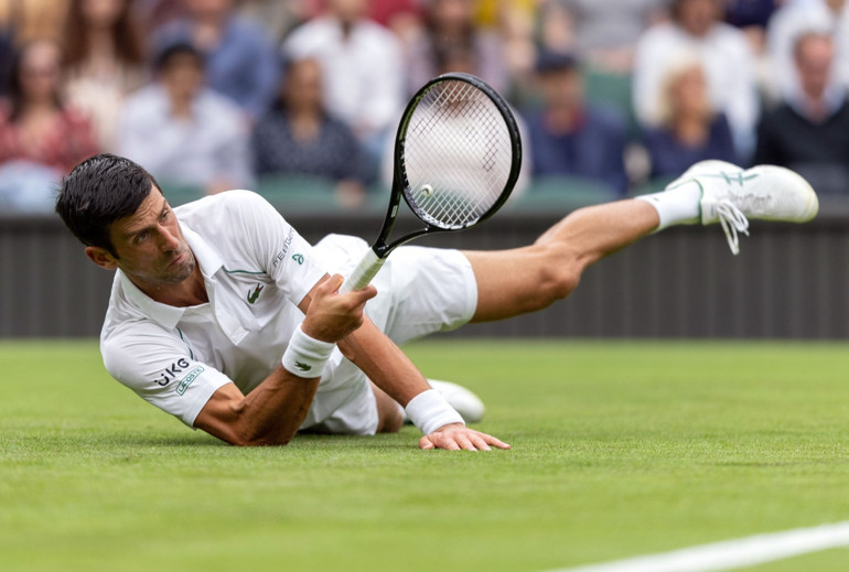 Wimbledona sakatlıklar damga vurdu Federerin şansı ve Serena Williamsın gözyaşları... Zemin neden bu kadar kaygan