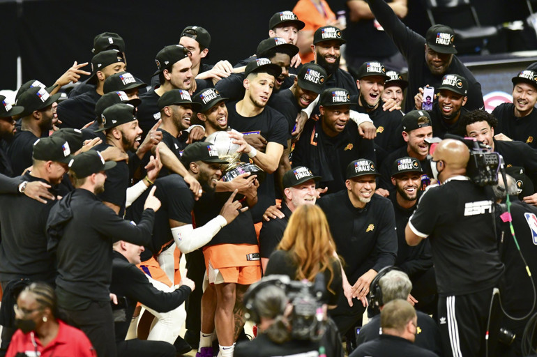 Son Dakika: Phoenix Suns 28 yıl sonra bir ilki başardı Ancak geceye damga vuran olay kavga oldu... Maçtan atıldı...