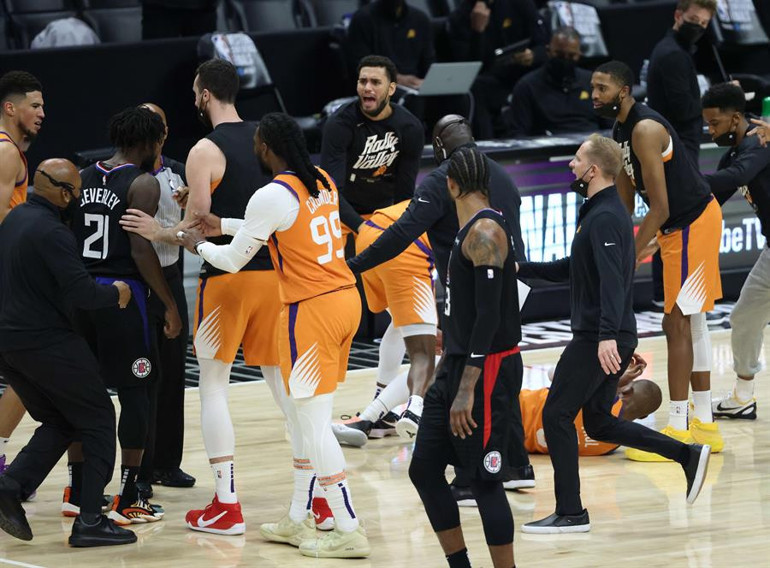 Son Dakika: Phoenix Suns 28 yıl sonra bir ilki başardı Ancak geceye damga vuran olay kavga oldu... Maçtan atıldı...
