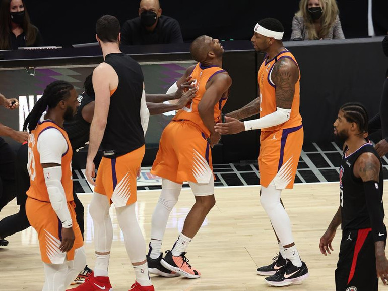 Son Dakika: Phoenix Suns 28 yıl sonra bir ilki başardı Ancak geceye damga vuran olay kavga oldu... Maçtan atıldı...