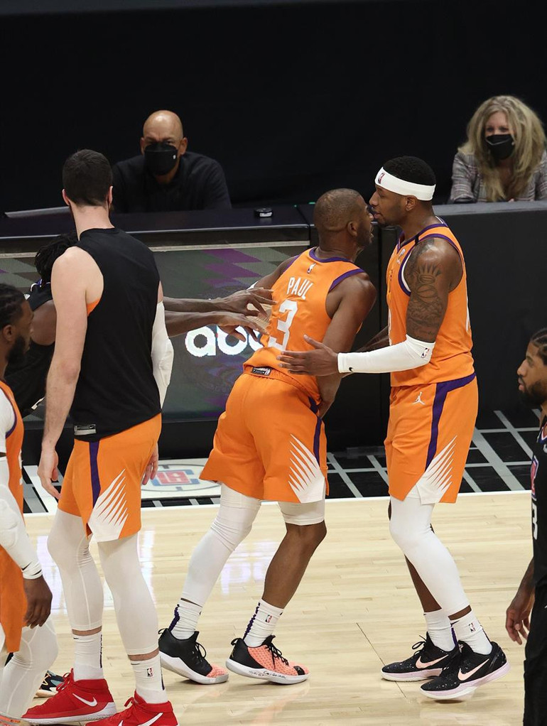 Son Dakika: Phoenix Suns 28 yıl sonra bir ilki başardı Ancak geceye damga vuran olay kavga oldu... Maçtan atıldı...