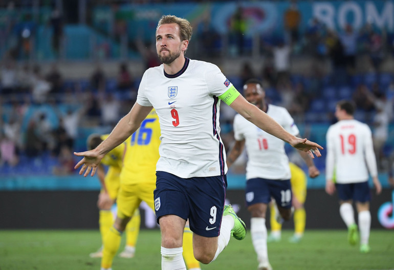 EURO 2020de İngiltere Ukrayna maçında boğulma tehlikesi Gol sevinci sırasında...