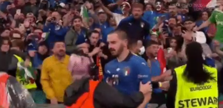 Son Dakika: İtalya - İspanya maçında güvenlik görevlisi yıldız futbolcuyu tanımadı Erken uyuyanlar çok şey kaçırdı...