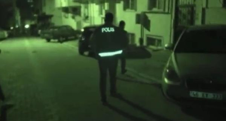 Son dakika... İstanbulda 23 hücre evine operasyon: Firari 19 şüpheli gözaltına alındı