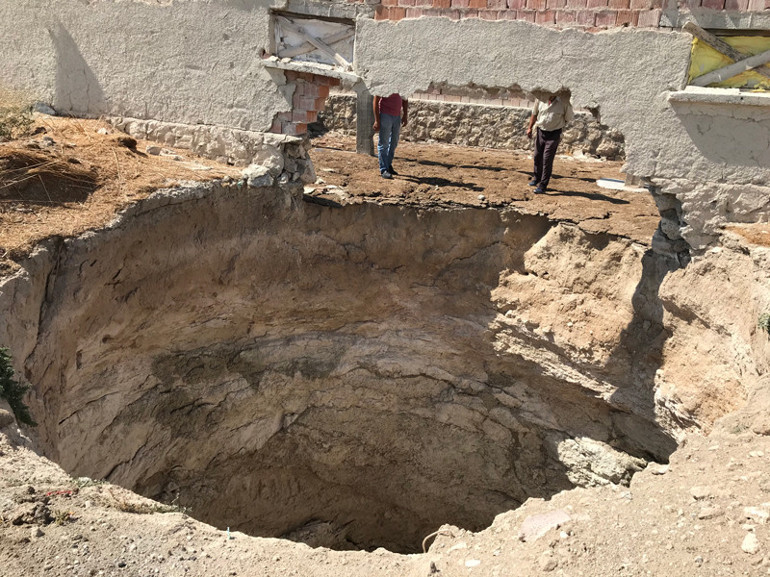 Traktör bir anda ortadan kayboldu... Görünüşlerine aldanmayın, facia Geliyorum diyor