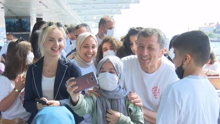 Bakan Ziya Selçuk öğrencilerle bir araya geldi