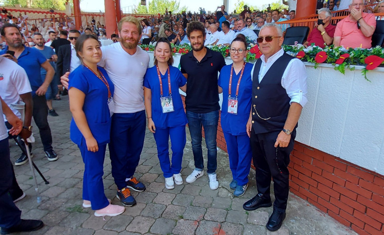 Kırkpınara Survivor çıkarması İsmail Balaban ve Batuhan Karacakaya güreşleri izledi, Balabanın kardeşi ilk turda elendi