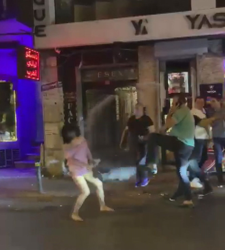 Beyoğlunda gece kulübünde dehşet Küfür etti, tükürdü, parmağını kopardı...