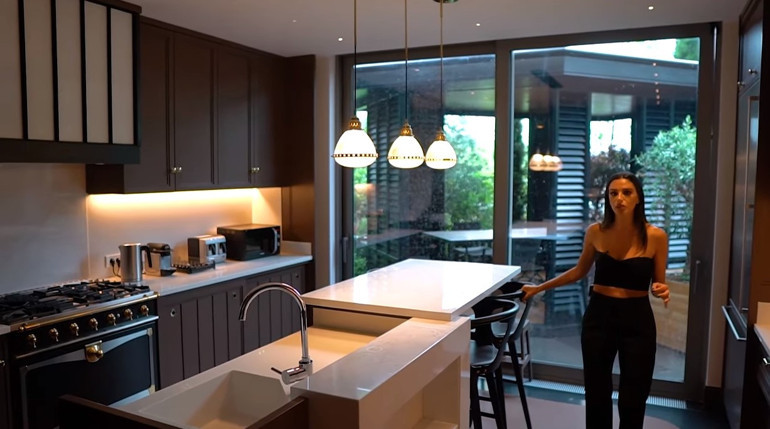 Arda Turan’ın eşi Aslıhan Doğan Turan evinin kapılarını açtı