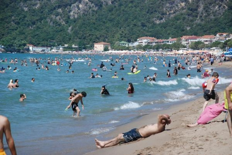 Bartının İnkumu beldesi tatilci yoğunluğu nedeniyle araç girişine kapatıldı