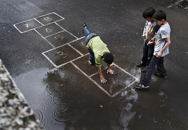 Fotoğrafa sarıldı bir daha bırakmadı
