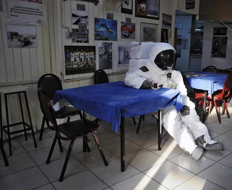 Fotoğrafa sarıldı bir daha bırakmadı